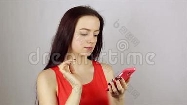年轻漂亮的女人手写短信，在智能手机上发短信。
